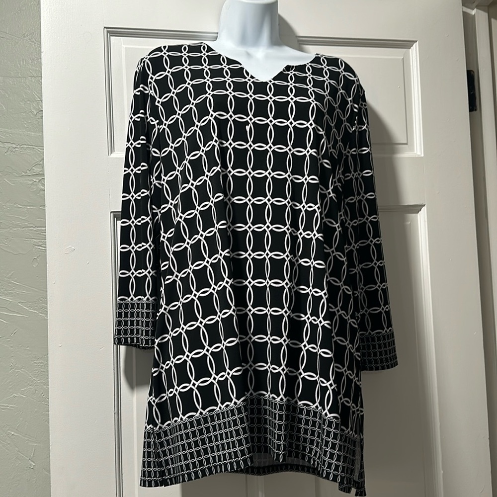Allison Daley black and white top 🖤🤍